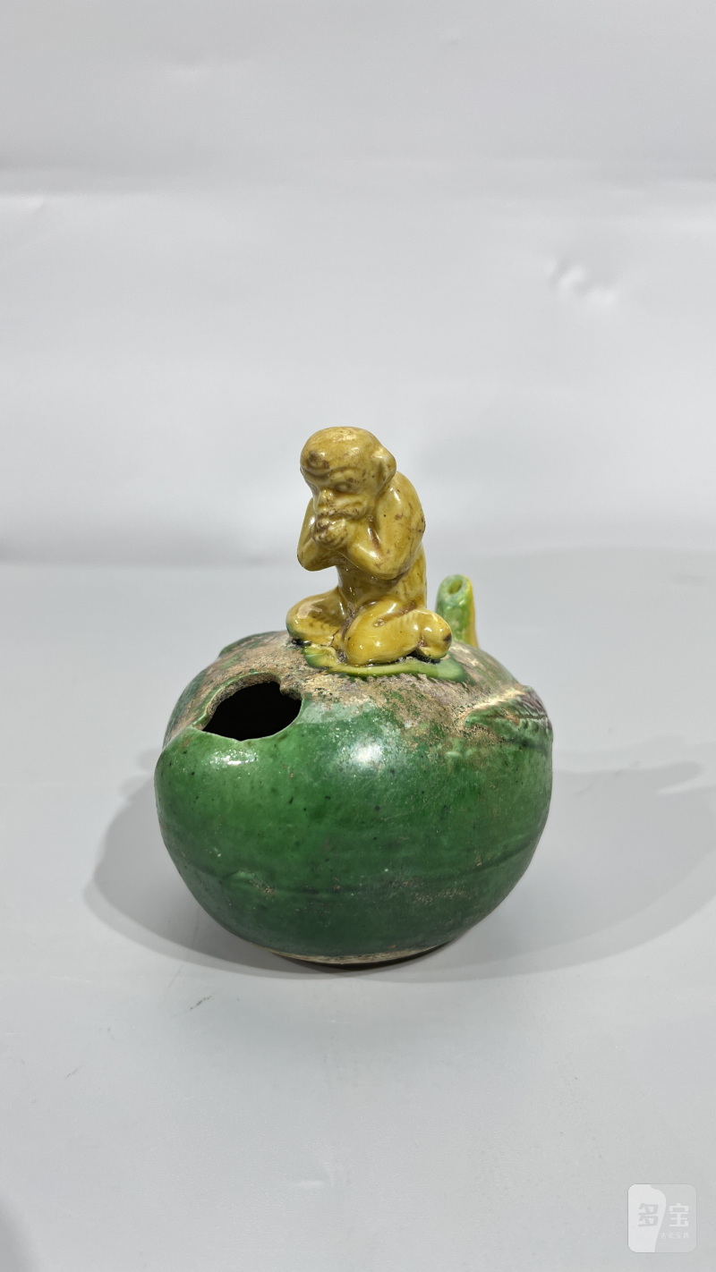 明早期 黄绿彩猴子寿桃形水盂 - 图2